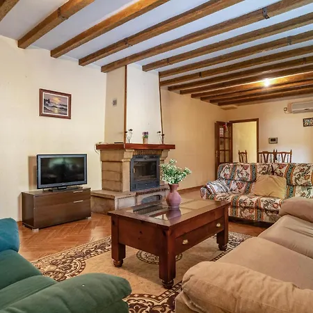 4 Bedroom Pet Friendly In Holiday home *